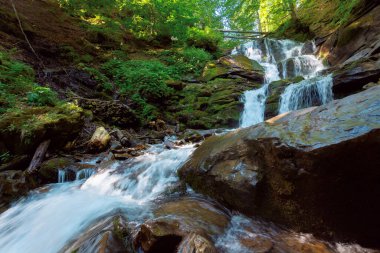 Sabah Carpathian şelalesi Shypot. Güzel doğa manzarası. Popüler turizm merkezi