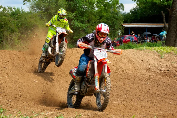 Uzhhorod Ukrajina Června 2018 Motokrosoví Jezdci Akci Kola Prachu Špíně — Stock fotografie