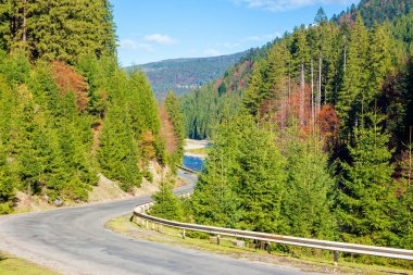 Dağ vadisinde asfalt yol. Güneşli hava, seyahat konsepti, sonbaharda güzel doğa manzarası.