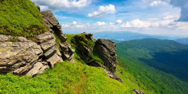 Rock Grassy Slope Sunny Summer Landscape Mountains Ridge Distance Clouds — Stock Photo, Image