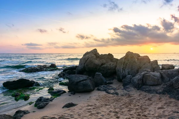 Idylický Východ Slunce Pobřeží Oceánu Vlny Narážející Skály Písečné Pláži — Stock fotografie