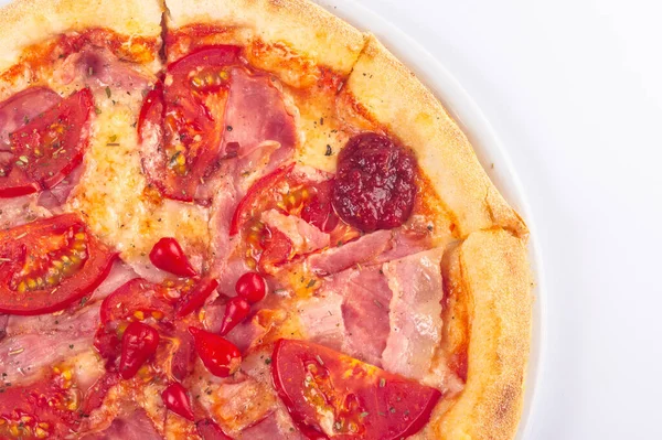 白盘上的比萨饼配西红柿和火腿 在白色背景下隔离的意大利食物 — 图库照片
