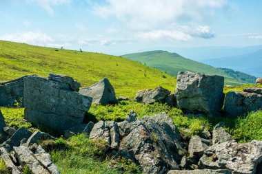Dağ manzarası. Sabahın köründe tepede beyaz, keskin taşlar.