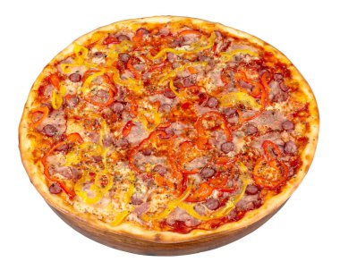 Tahtada ev yapımı lezzetli bir pizza. Beyaz arka planda izole edilmiş İtalyan yemekleri.