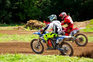 Uzhorod, Ukrayna - 24 Haziran 2018: Motokros sürücüleri iş başında. Çamur ve toz içinde bisikletler. ekstrem spor eğitimi