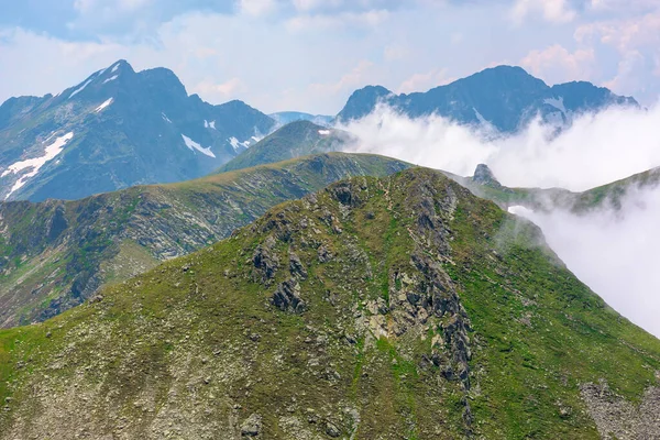 Impresionante Paisaje Las Altas Montañas Hierba Manchas Nieve Las Laderas —  Fotos de Stock