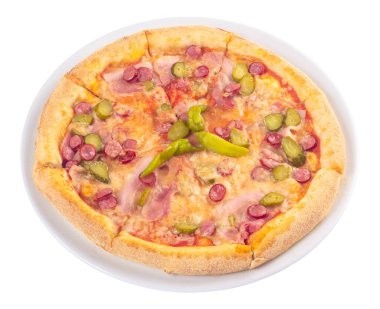 Beyaz tabakta lezzetli bir pizza. Beyaz arka planda izole edilmiş İtalyan yemekleri.