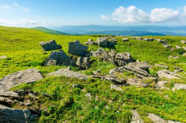 Dağ manzarası. Sabahın köründe tepede beyaz, keskin taşlar.