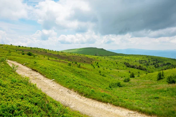 Path Mountain Landscape Road Green Rolling Hills Cloudy Weather — Stock Photo, Image