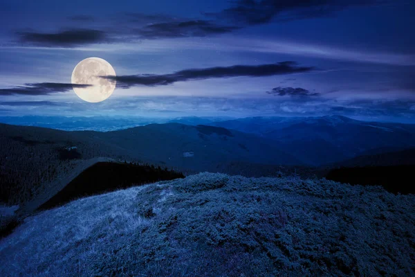夜の山の風景の丘や谷 深い青い空に雲が 満月の光の中でのチョロホラ尾根の美しい景色 — ストック写真