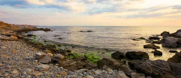 Havsstrand Med Småsten Och Klippor Vackert Landskap Med Moln Himlen — Stockfoto
