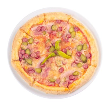 Beyaz tabakta lezzetli bir pizza. Beyaz arka planda izole edilmiş İtalyan yemekleri. Yukarıdan görünüm