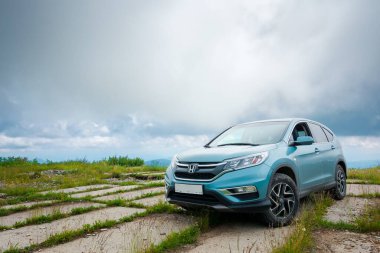 - Evet. Runa, Ukrayna - 22 Haziran 2019: beton kaldırımda Honda Cr-v SUv. güvenilir aile aracı konsepti. Kötü bulutlu hava.