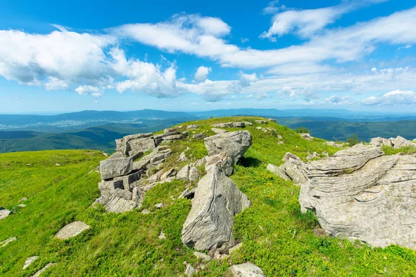 Dağ manzarası. Sabahın köründe tepede beyaz, keskin taşlar.
