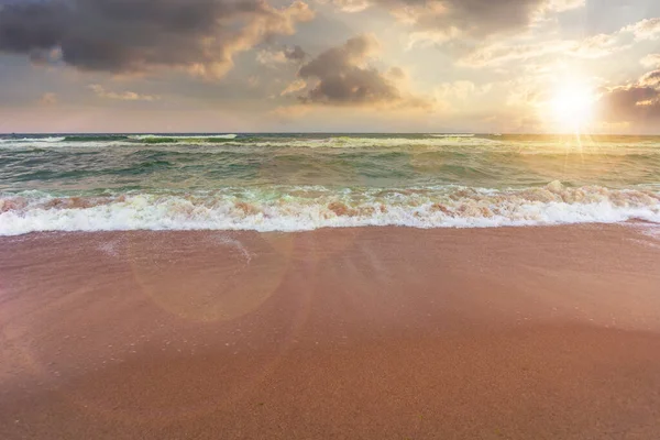 Praia Areia Mar Azul Turquesa Pôr Sol Grande Vista Ondas — Fotografia de Stock