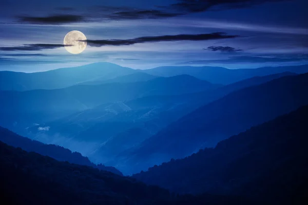 夏の夜の山の風景 丘陵が谷から遠くの尾根まで広がっています 満月の光の中での夏の風景の眺め — ストック写真