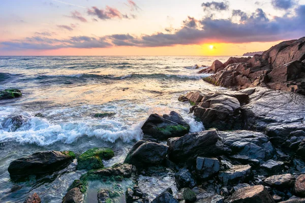 Пляж Моря Закате Прекрасный Пейзаж Камнями Воде Красивые Облака Над — стоковое фото