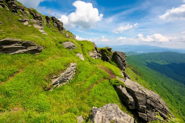 Rock Grassy Slope Sunny Summer Landscape Mountains Ridge Distance Clouds — Stock Photo, Image