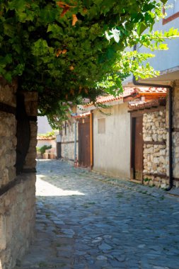Nessebar, Bulgaria - SEP 02, 2019: Eski şehrin caddesi. Popüler hedef. rustik mimari arkaplan