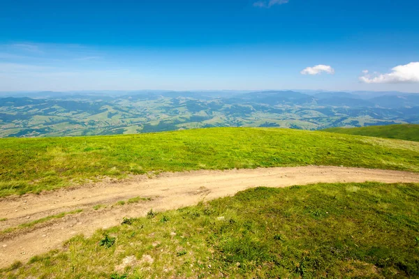 山路穿过长满青草的草地 美妙的夏天冒险 蓝天上的云彩 — 图库照片
