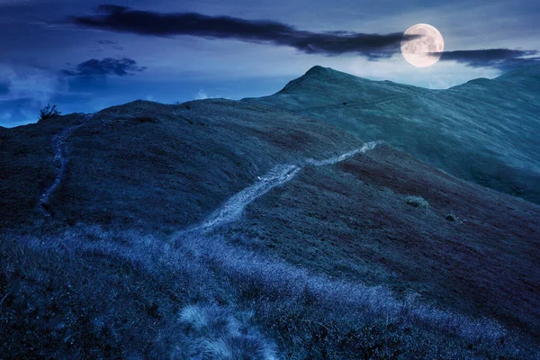 Ścieżka Przez Pasmo Górskie Nocą Trawa Wzgórzach Zboczach Letni Krajobraz — Zdjęcie stockowe