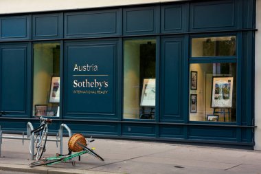 Viyana, Avusturya - OCT 17, 2019: Sotheby Uluslararası Emlak Binası önünde düşen bisiklet
