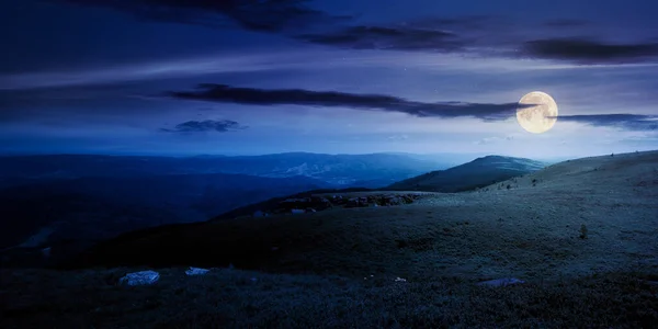 夜は草の多い高山草原の岩の牧草地 夏の満月の山の風景 遠くの尾根の上の青い空の雲 — ストック写真