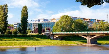UZHOROD, UKRAINE - Haziran 04, 2017 Uzhgorod 'da güzel güneşli bir sabah. Yaz mevsiminde uzh nehrinin seti