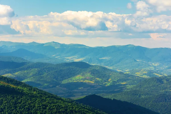 Bir Yaz Gününde Dağ Manzarası Tepeler Vadiden Uzak Tepeye Doğru — Stok fotoğraf