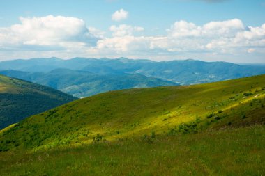 Runa Dağı 'nın yaz manzarası. Alp çayırlarının çimenli tepeleri (polonyna). Ukraynalı Karpatların güzel varış yeri. Gökyüzündeki bulutlar