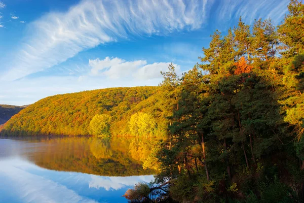 Mountain Lake Forest Trees Colorful Foliage Beautiful Landscape Sunny Autumn — Stock Photo, Image