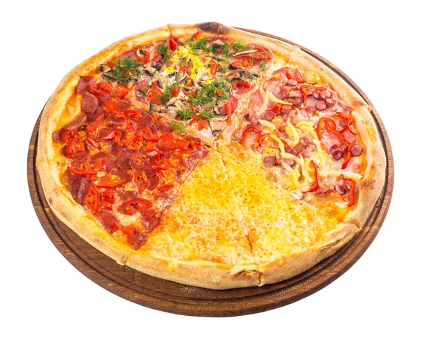 披萨配上四种不同的配料 意大利家庭食物的4倍美味在圆形木板上 在白色背景上隔离 — 图库照片