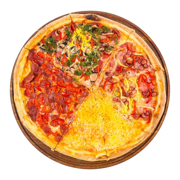 披萨配上四种不同的配料 意大利家庭食物的4倍美味在圆形木板上 在白色的背景上隔离 顶部视图 — 图库照片
