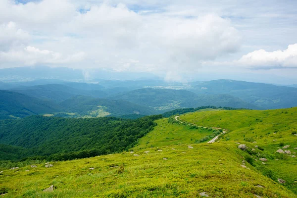 Letní Krajina Runové Hory Travnaté Kopce Alpské Louky Polonyna Krásný — Stock fotografie