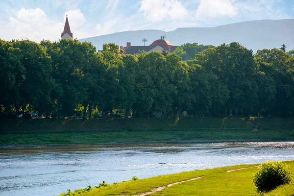 Uzhhorod Ukraine Jun 2017 Bela Manhã Ensolarada Uzhgorod Aterro Rio — Fotografia de Stock