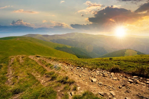 Camino Montaña Través Prado Herboso Atardecer Maravillosa Aventura Otoño Luz —  Fotos de Stock