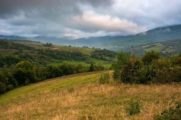 Ländliche Landschaft Den Bergen Einem Bewölkten Morgen Dramatische Neblige Landschaft — Stockfoto