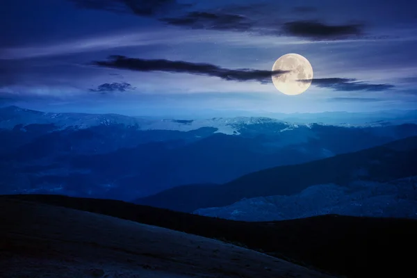 夏の夜の山の風景 丘陵が谷から遠くの尾根まで広がっています 満月の光の中での夏の風景の眺め — ストック写真