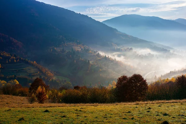 Nebliger Herbstmorgen Den Karpaten Tal Voller Nebel Sonniges Und Nebliges — Stockfoto