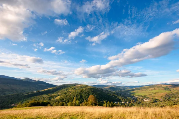 美丽的喀尔巴阡山乡村 阳光灿烂的下午美丽的秋天山景 在起伏的山岗上有农田的乡村风景 远处的分水岭 — 图库照片