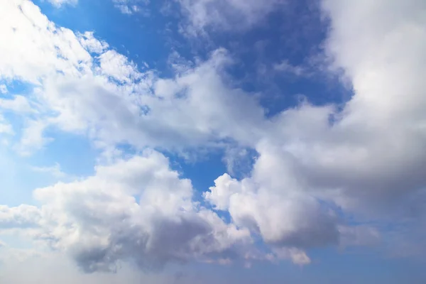 Zonnig Wolkenlandschap Een Zomerdag Mooie Zonnige Weersvoorspelling Dynamische Wolkenvorming Aan — Stockfoto