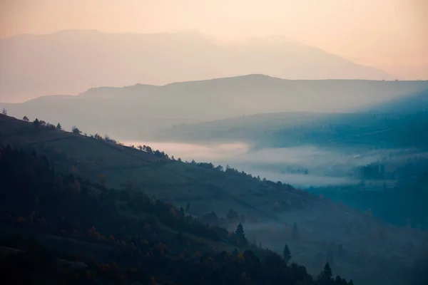 Neblige Berglandschaft Bei Sonnenaufgang Schöne Herbstkulisse Tal Nebel Morgenlicht — Stockfoto