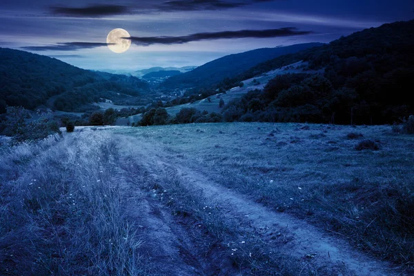 Estrada Rural Através Campo Rural Noite Paisagem Verão Suburbana Montanhas — Fotografia de Stock