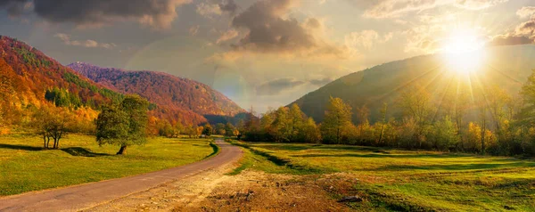 Weg Kronkelt Door Het Platteland Vallei Bij Zonsondergang Prachtig Herfstlandschap — Stockfoto