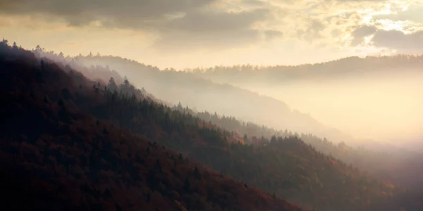 Dramatische Herbstdämmerung Den Bergen Schöne Natur Hintergrund Nebel Über Den — Stockfoto