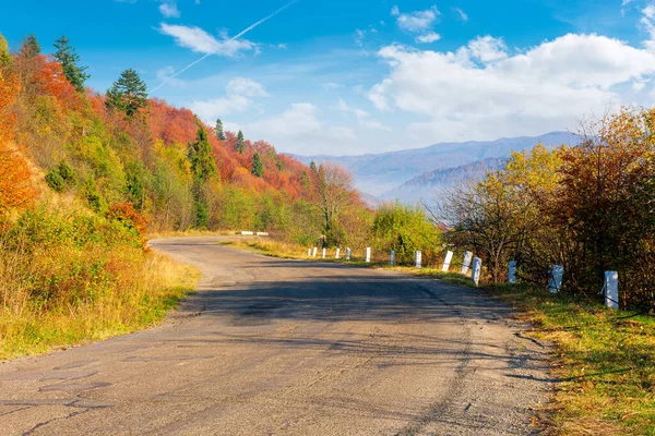 山中的古蛇路 阳光灿烂的秋天美丽的风景 在五彩缤纷的树叶中的树 以周末为主题的乡村旅行 — 图库照片