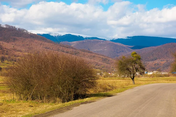 Stará Cesta Krajinou Začátku Jara Cestě Bez Listí Zasněžená Hora — Stock fotografie