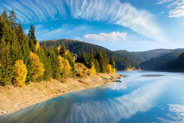 秋の山の湖 晴れた朝の美しい田園風景 水面に雲が浮かぶ明るい青空 — ストック写真
