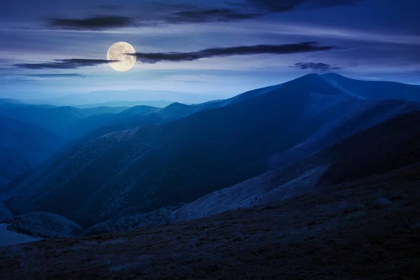 夜の青空の下の丘や牧草地 夜の青空の下の丘や牧草地 満月の夜遅くの山の風景 8月の美しい景色 — ストック写真