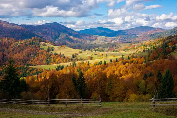 秋天的山地乡村风景 美丽的风景 森林覆盖的起伏的山丘 秋天的色彩 喀尔巴阡山乡村风景 乌云密布 — 图库照片